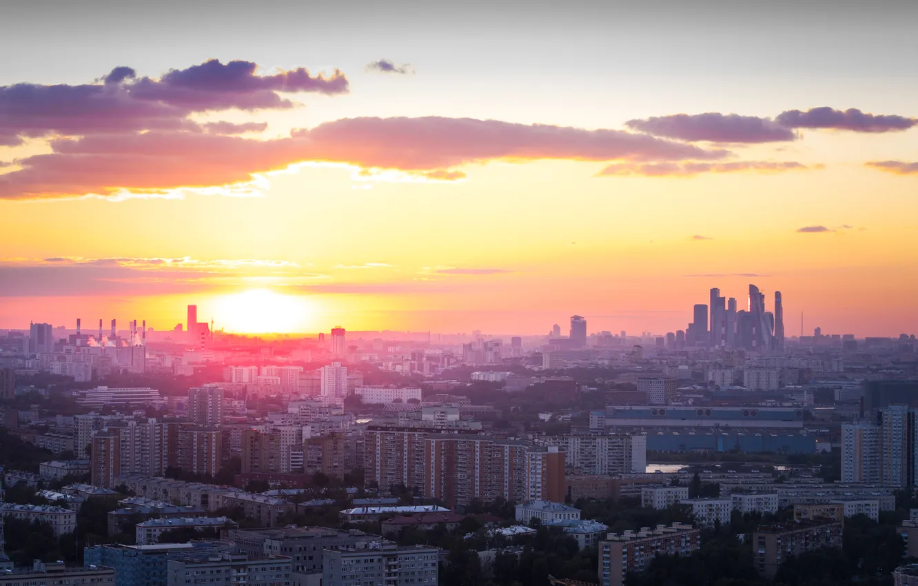 Фото обои небо, солнце, облака, закат, город, здания, дома, панорама