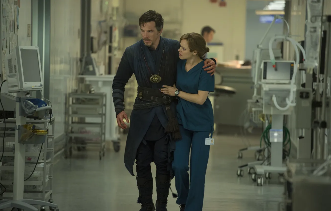 Фото обои девушка, больница, Benedict Cumberbatch, кадр из фильма, English, Actor, Doctor Strange, Доктор Стрэндж
