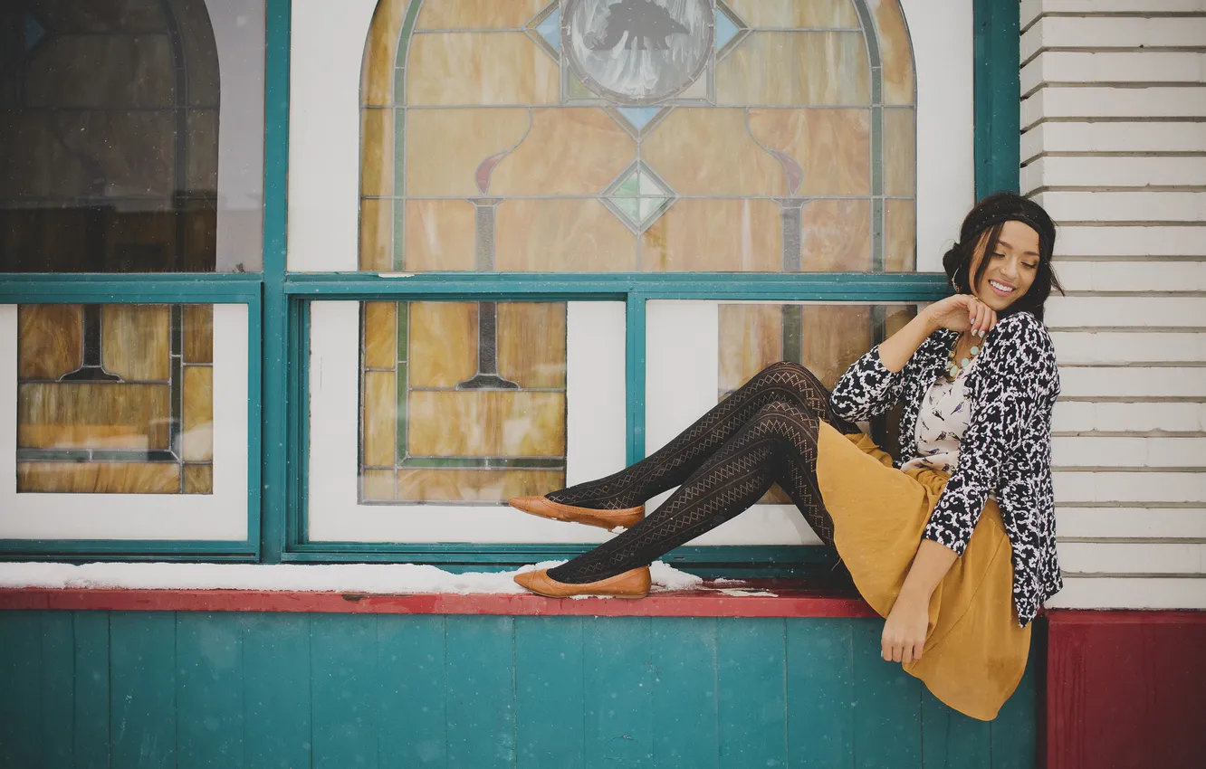 Фото обои девушка, снег, украшения, поза, улыбка, юбка, сидит