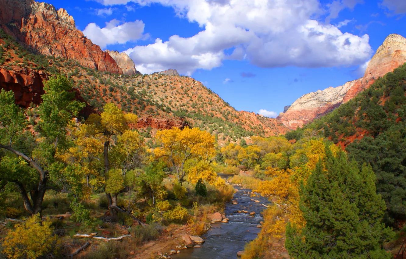 Фото обои небо, облака, деревья, горы, река, скалы