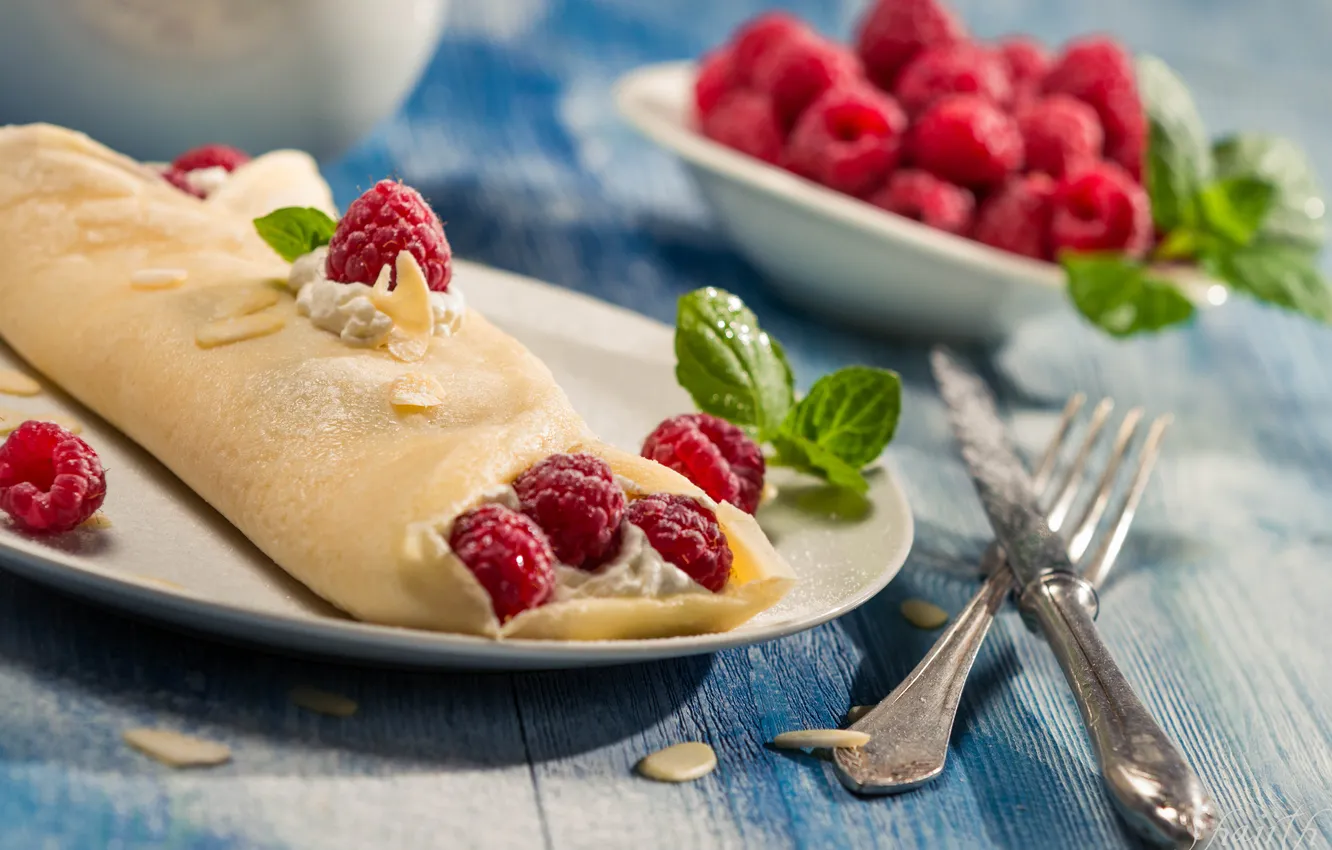 Фото обои малина, еда, Closeup of raspberry pancakes with mint leaf