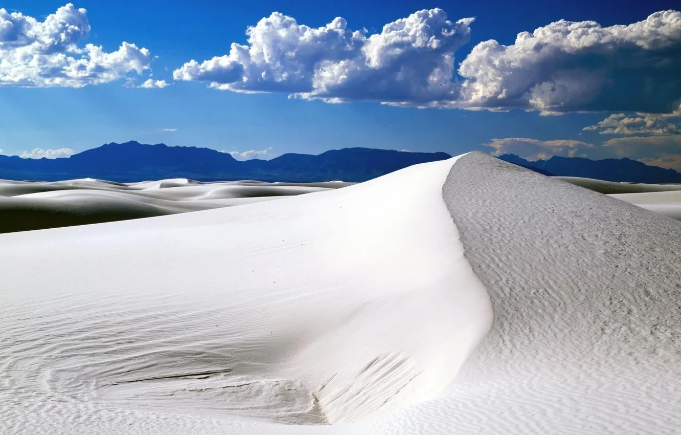 Фото обои песок, облака, лучи, пейзаж, горы, пустыня