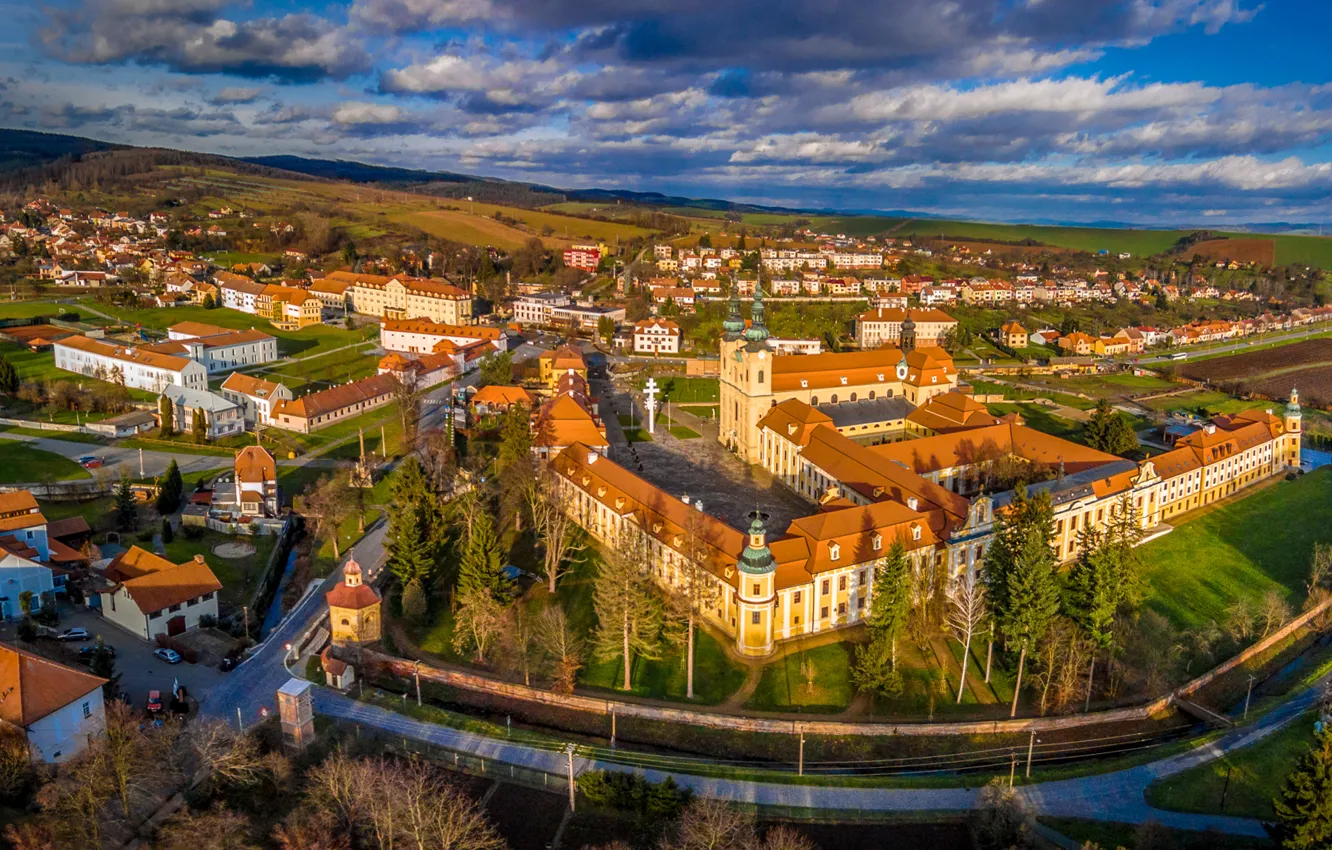 Фото обои облака, поля, дороги, дома, Чехия, солнечно, вид сверху, Velehrad