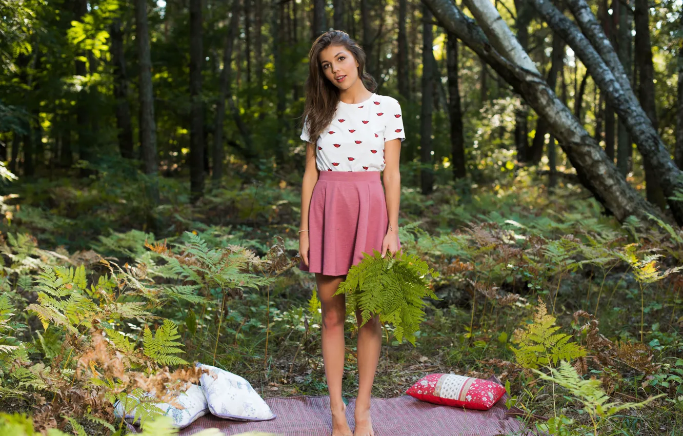 Фото обои девушка, юбка, стоит, в лесу, Monika Dee