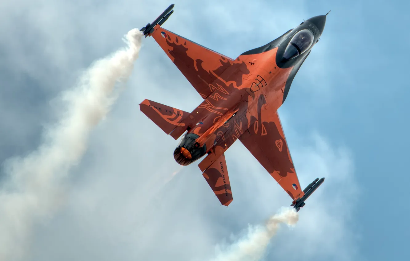 Фото обои небо, истребитель, F-16, Fighting Falcon, многоцелевой, «Файтинг Фалкон»