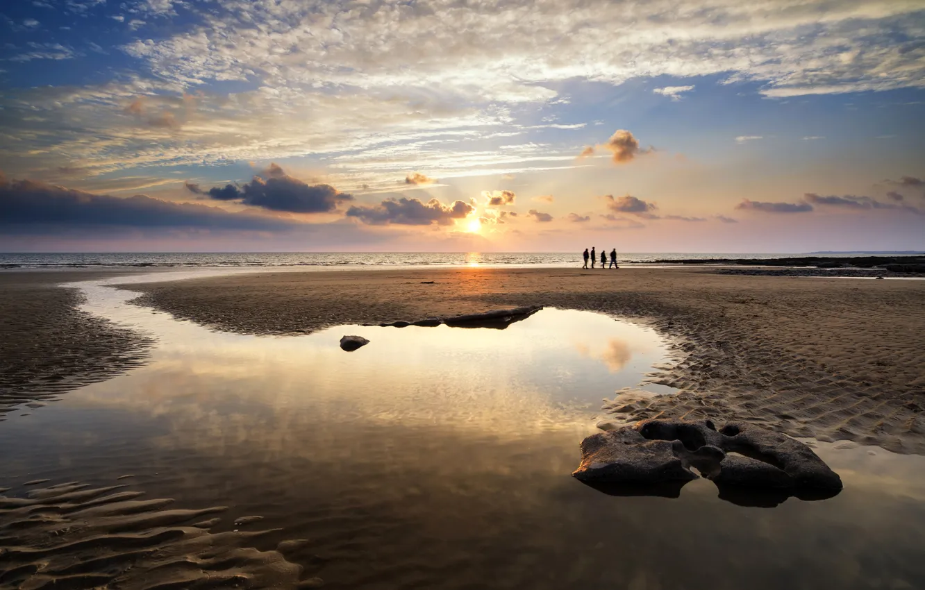 Фото обои песок, море, пляж, небо, солнце, облака, люди, рассвет