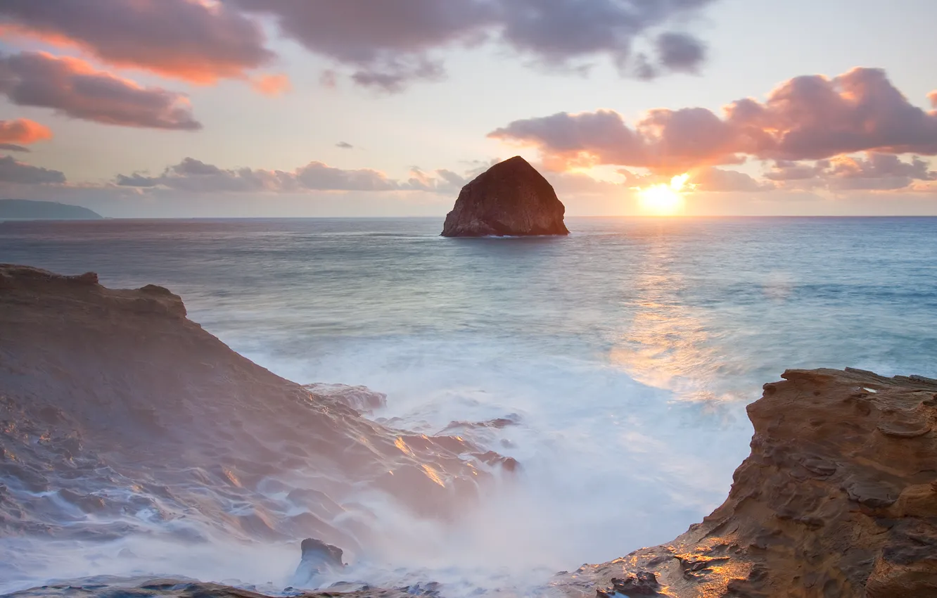Фото обои волны, солнце, скалы, берег