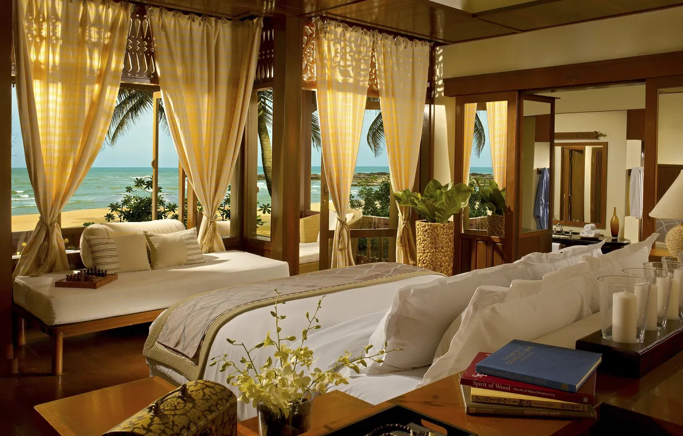 Фото обои море, пальмы, комната, книги, окна, кровать, подушки, шторы