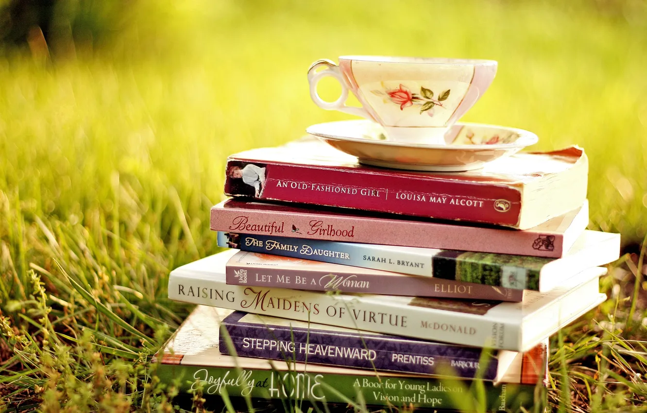 Фото обои трава, книги, чашка, блюдце