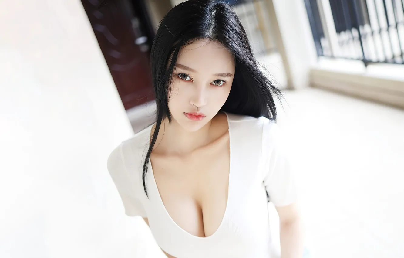 Фото обои girl, cleavage, Model, photo, lips, brunette, asian, t-shirt