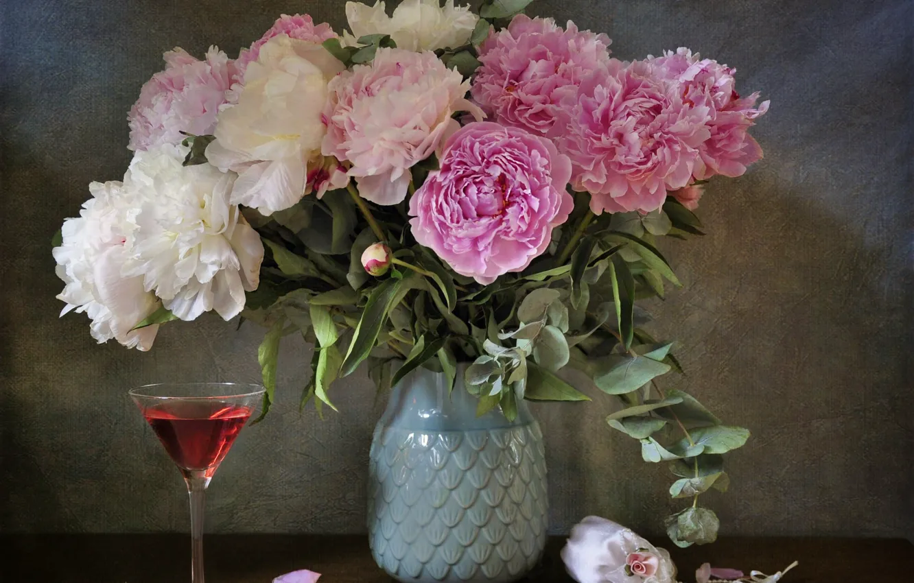 Фото обои цветы, бокал, лепестки, ваза, напиток, натюрморт, пионы
