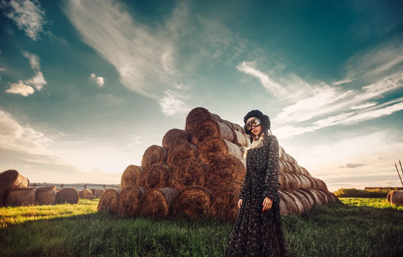 Фото обои поле, небо, трава, взгляд, девушка, облака, свет, природа