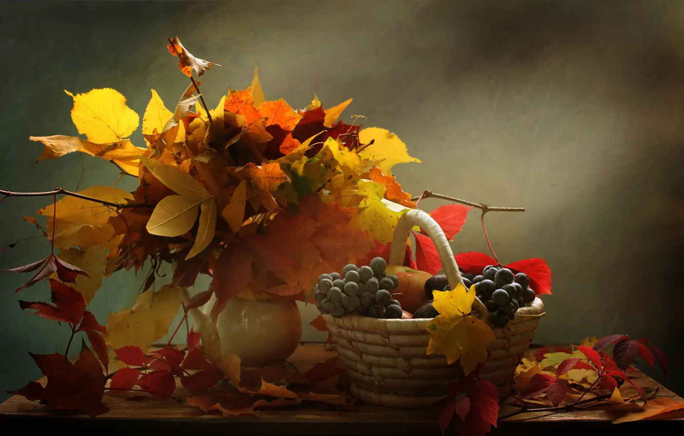 Фото обои листья, ветки, ягоды, корзина, виноград, ваза, натюрморт, столик