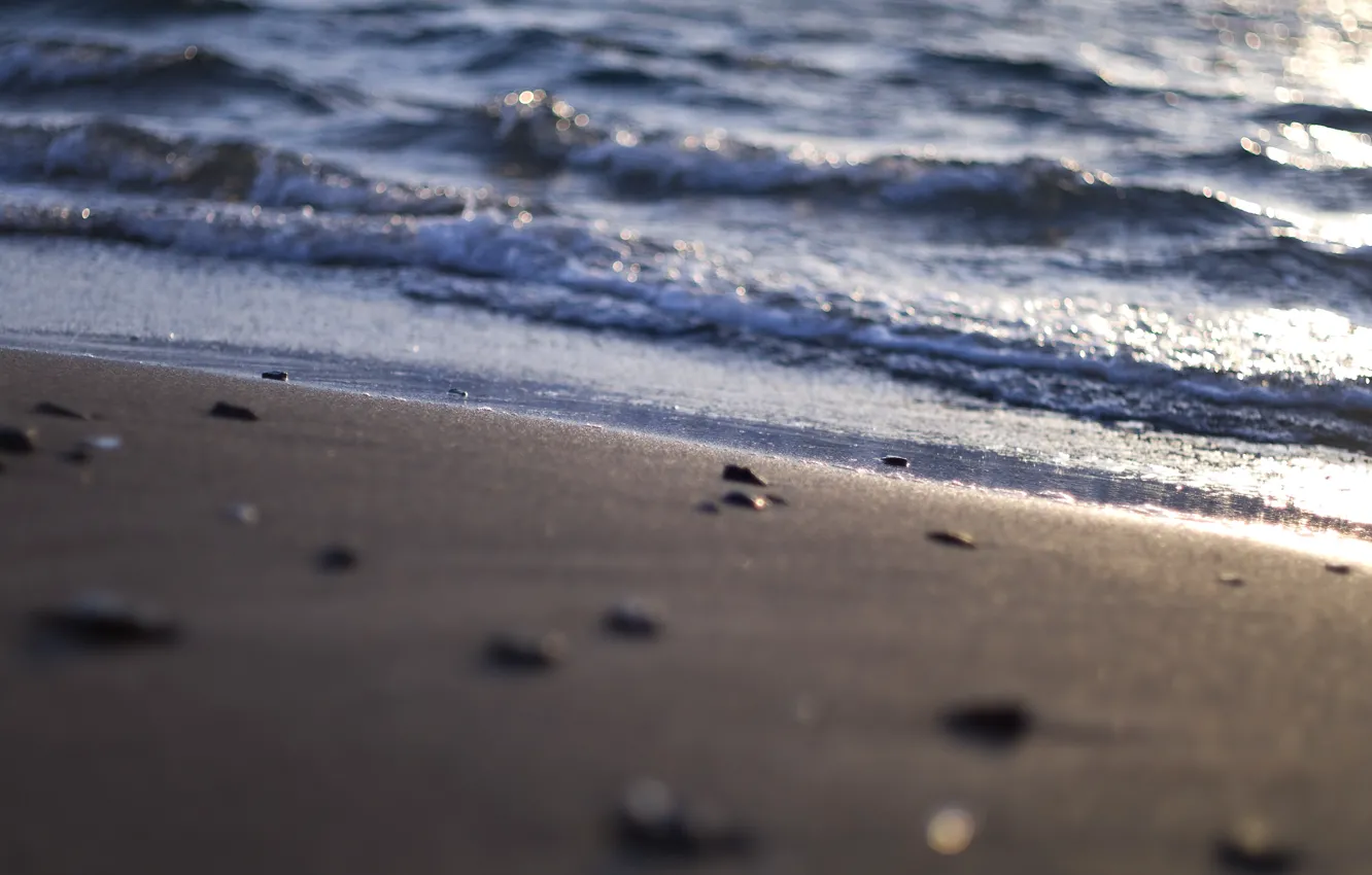 Фото обои песок, море, волны, пляж, вода, макро, свет, природа