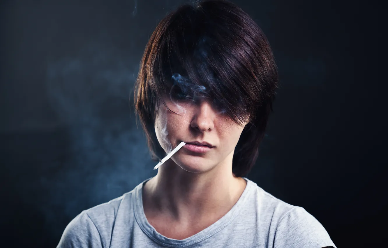 Фото обои девушка, лицо, сигарета, чёлка, COSMOSTARS, T-SHIRT