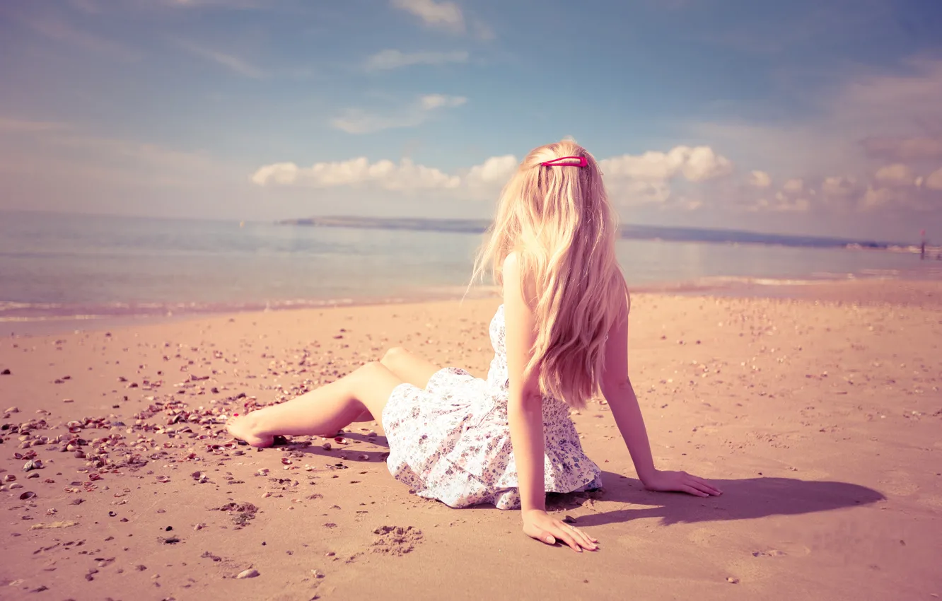 Фото обои песок, море, пляж, девушка, свет, одиночество, настроение, руки