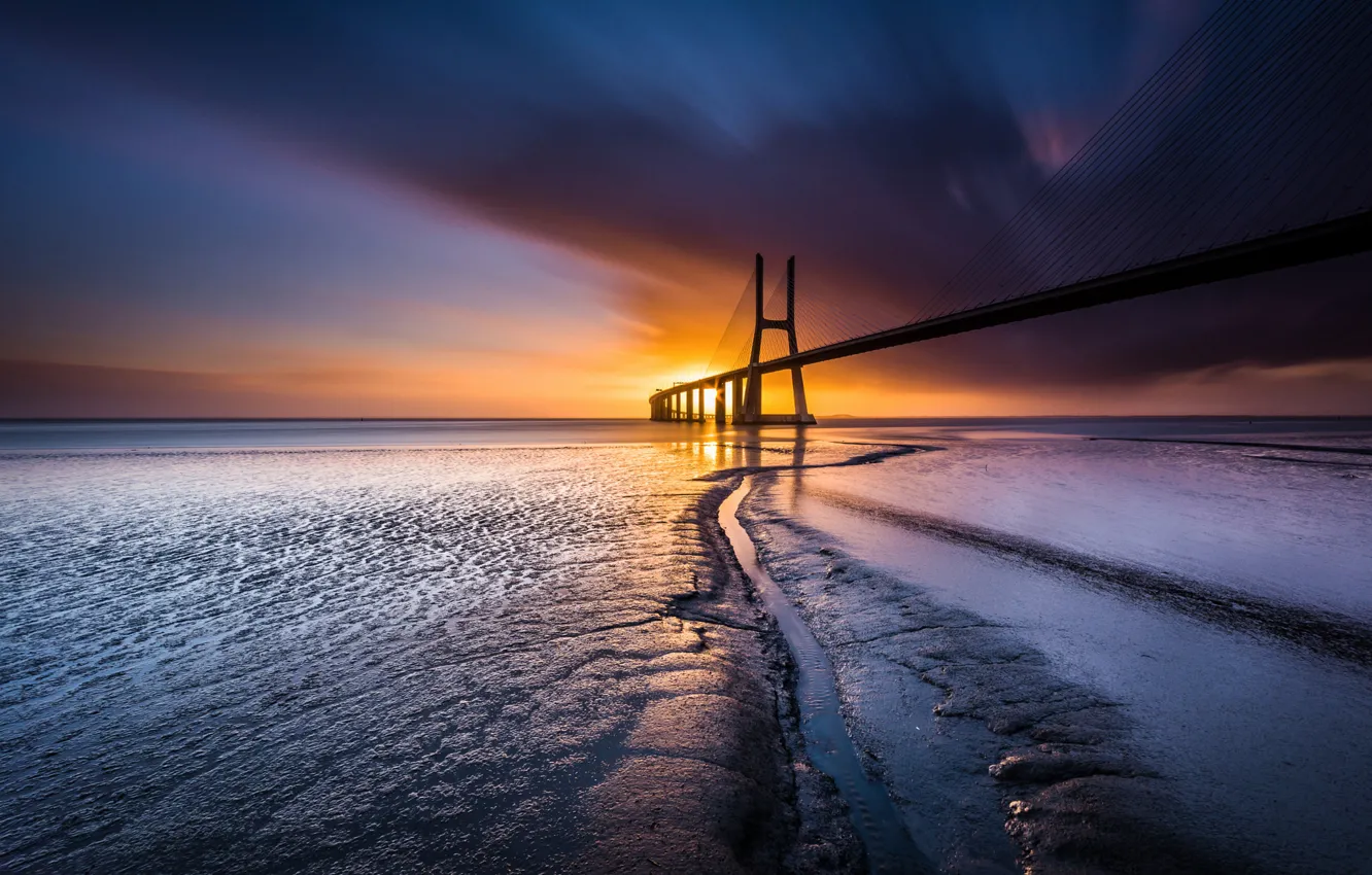 Фото обои небо, солнце, мост, побережье, Португалия, Лиссабон