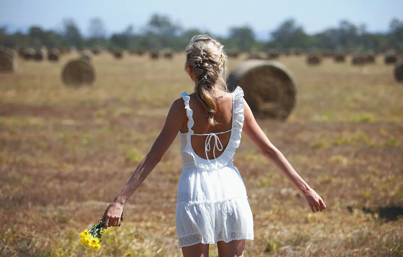 Фото обои поле, девушка, солома, букетик, боке, платьице