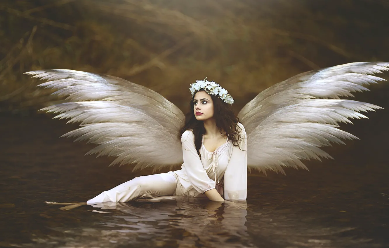 Фото обои вода, девушка, цветы, крылья, ангел, брюнетка, венок