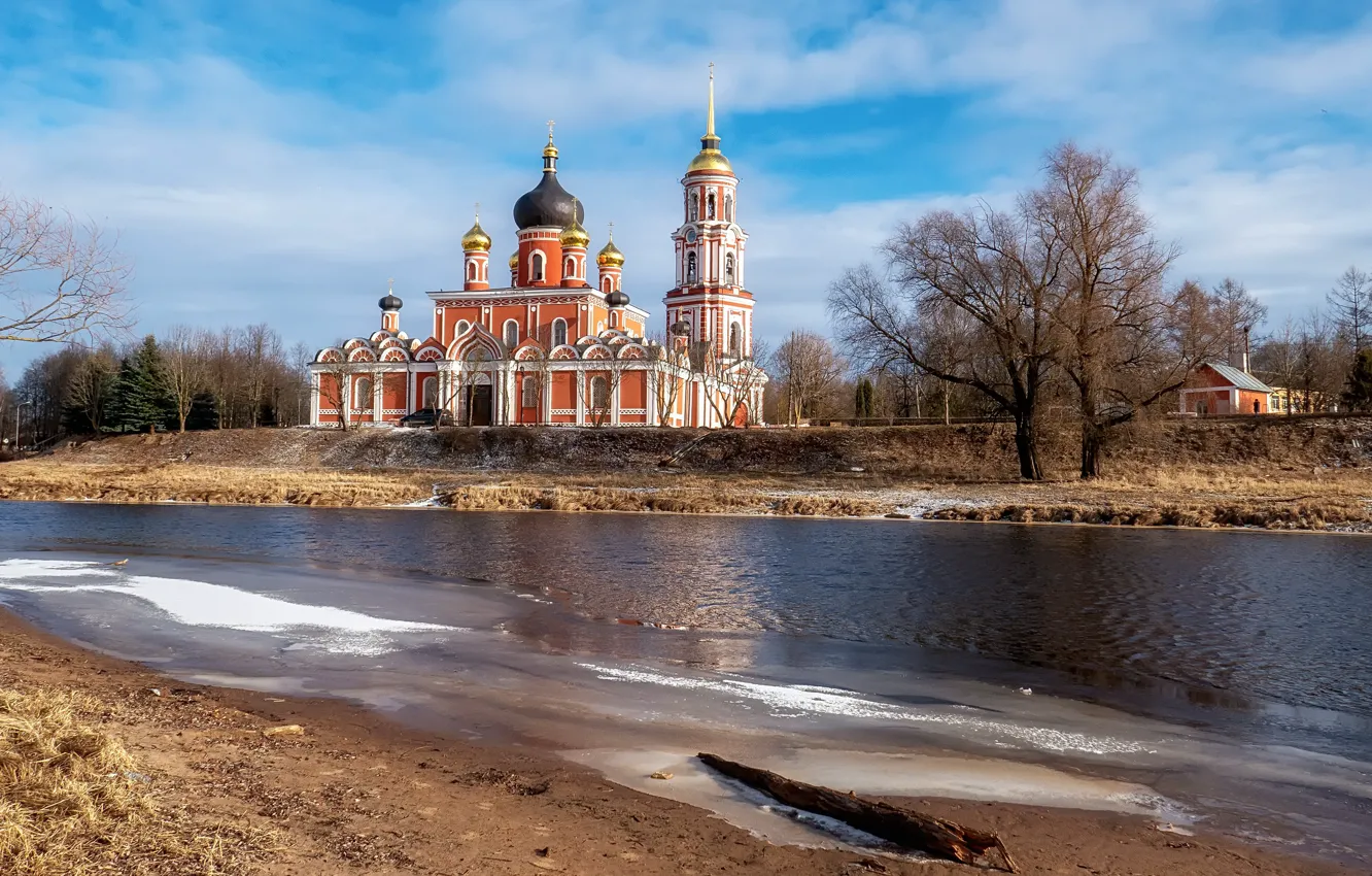 Фото обои Россия, Новгородская область, Старая Русса, вид на Воскресенский собор, Берег реки Полисть