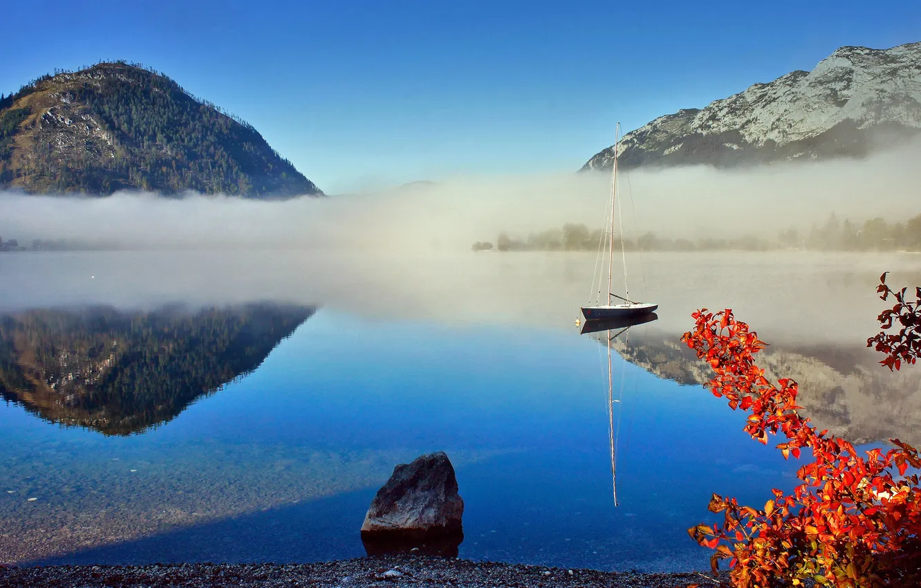 Фото обои осень, небо, листья, горы, туман, озеро, лодка, камень