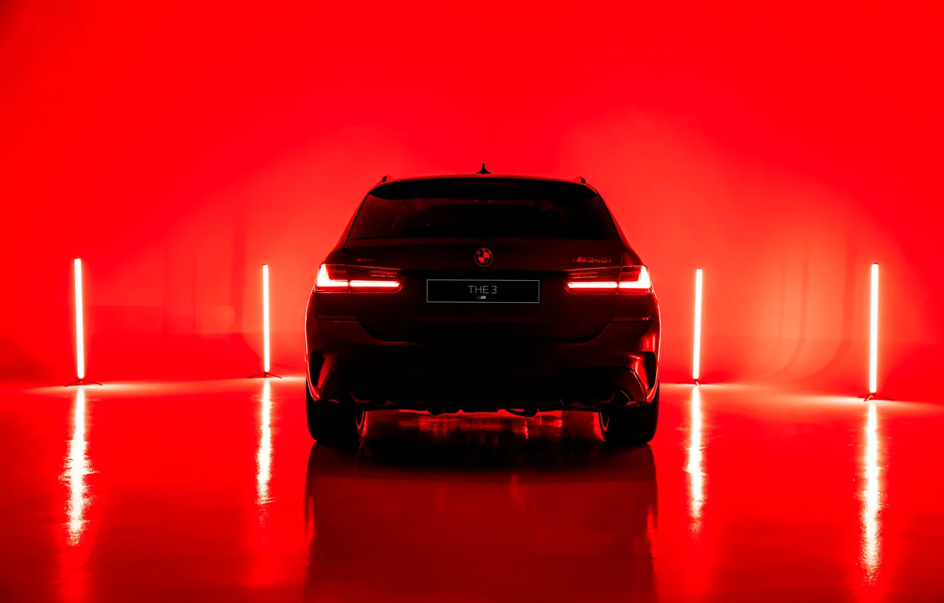 Фото обои красный, фон, лампы, BMW, вид сзади, 3-series, универсал, 3er