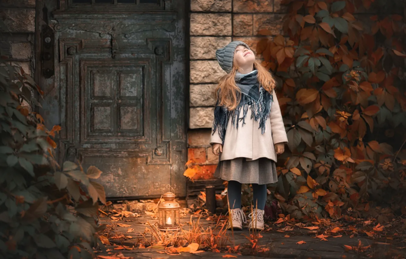 Фото обои осень, двери, девочка, фонарь
