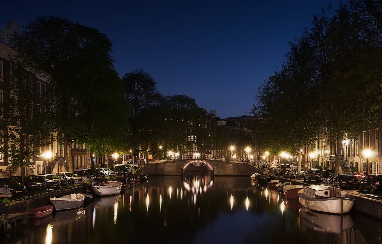 Фото обои машины, ночь, огни, отражение, улица, лодки, Амстердам, фонари