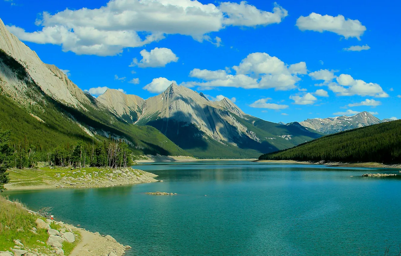 Фото обои лес, облака, деревья, горы, озеро, Канада, Альберта, Medicine Lake