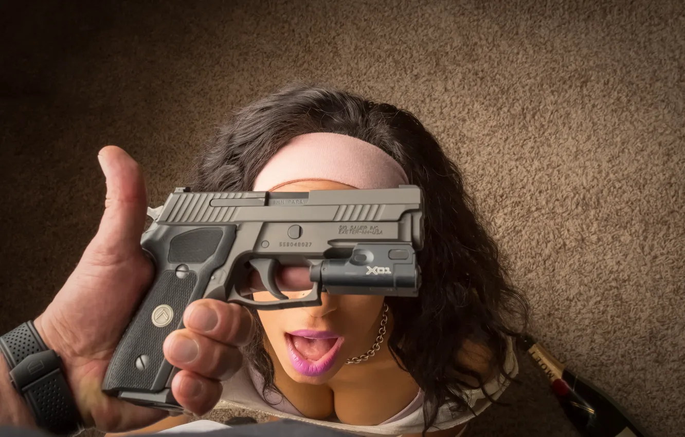 Фото обои девушка, пистолет, губы, декольте, Dsully