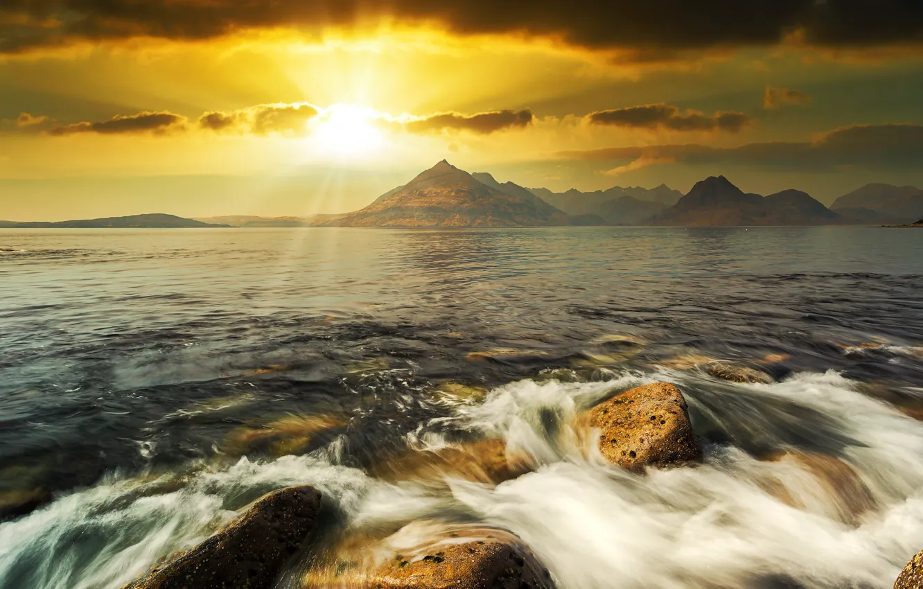 Фото обои море, волны, солнце, облака, свет, горы, камни, прибой