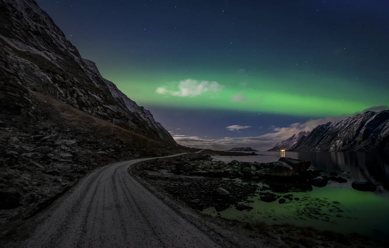 Фото обои дорога, небо, облака, ночь, скалы, северное сияние, Норвегия, Лофотенские острова
