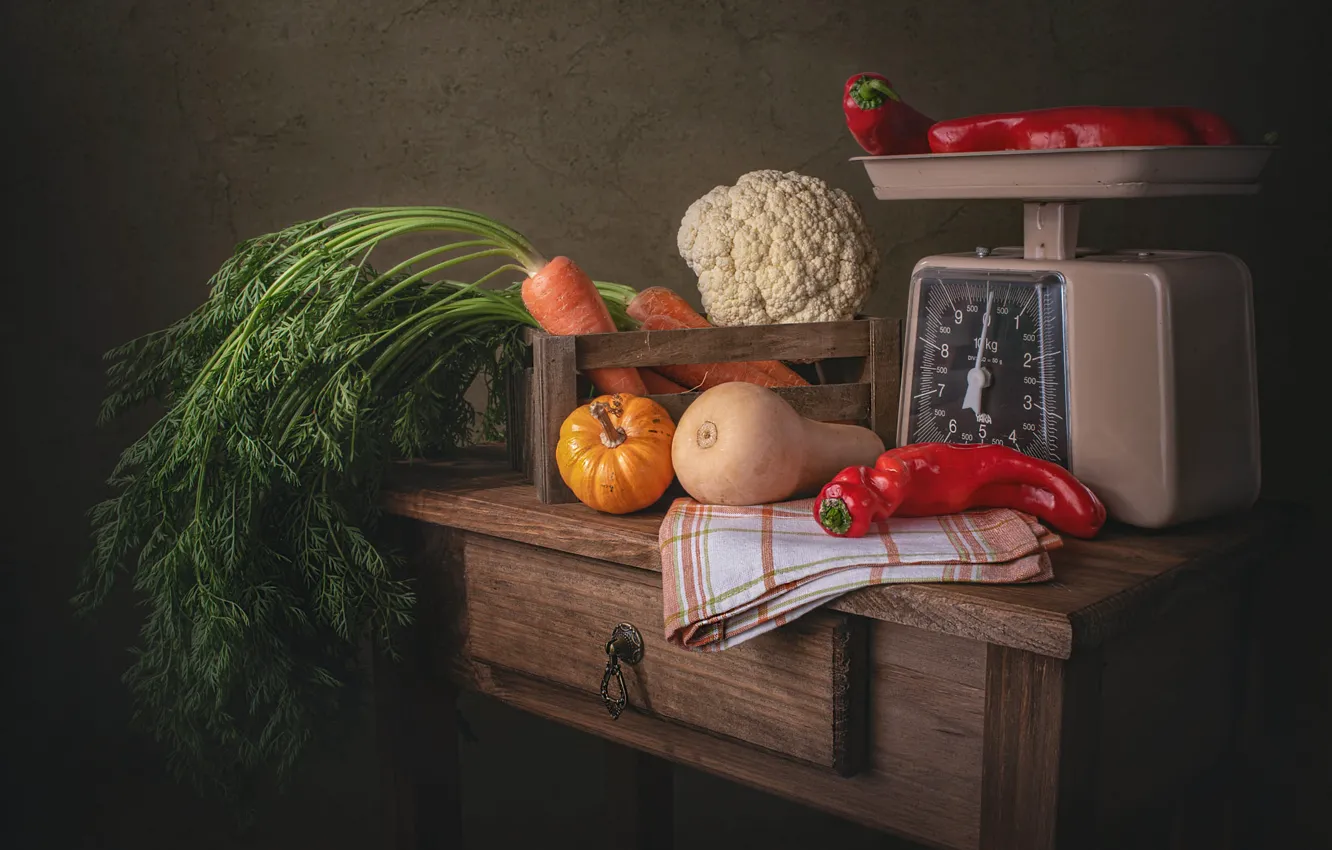 Фото обои красный, темный фон, стол, еда, полотенце, урожай, тыквы, перец