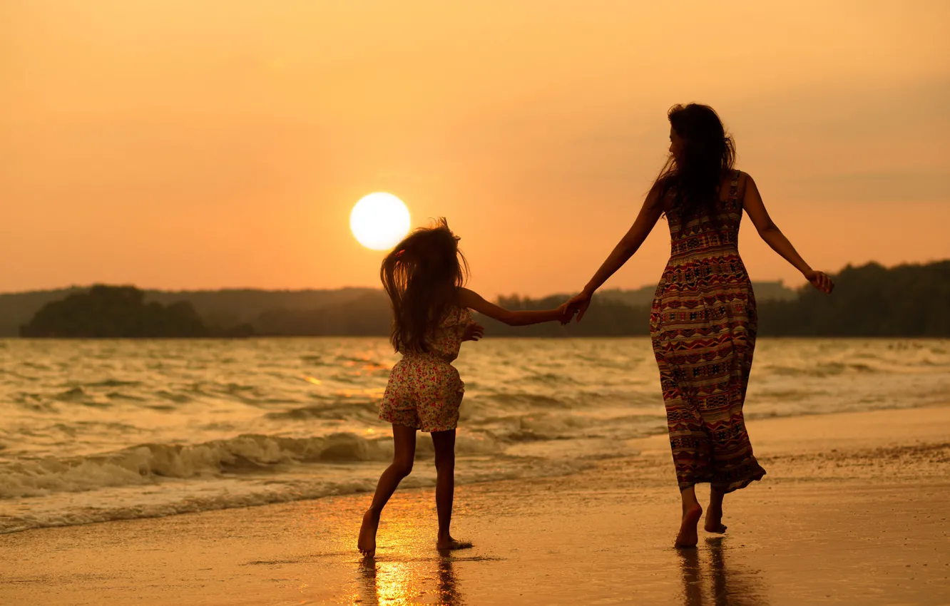 Фото обои пляж, женщина, девочка, мама, дочка