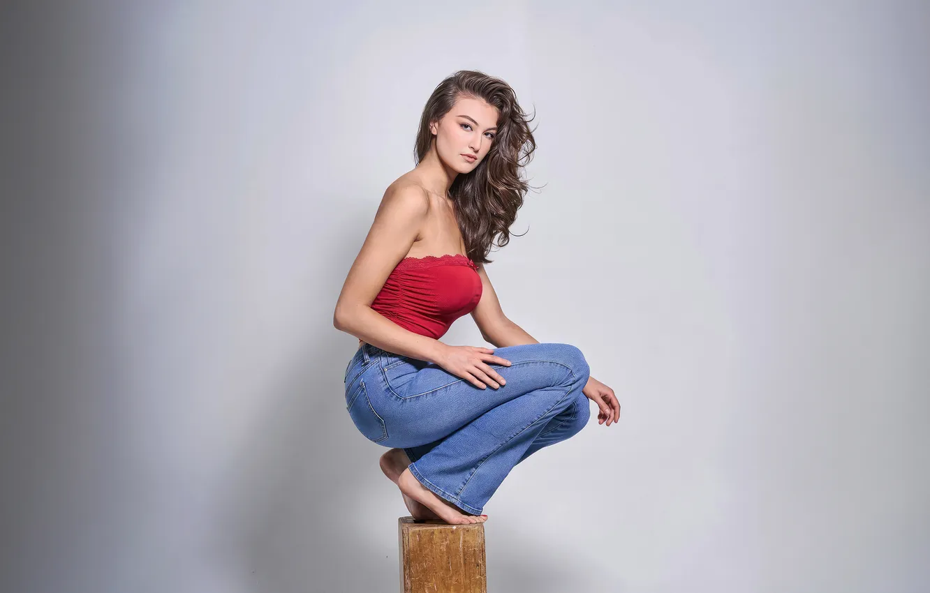 Фото обои девушка, свет, поза, фото, модель, джинсы, фигура, брюнетка