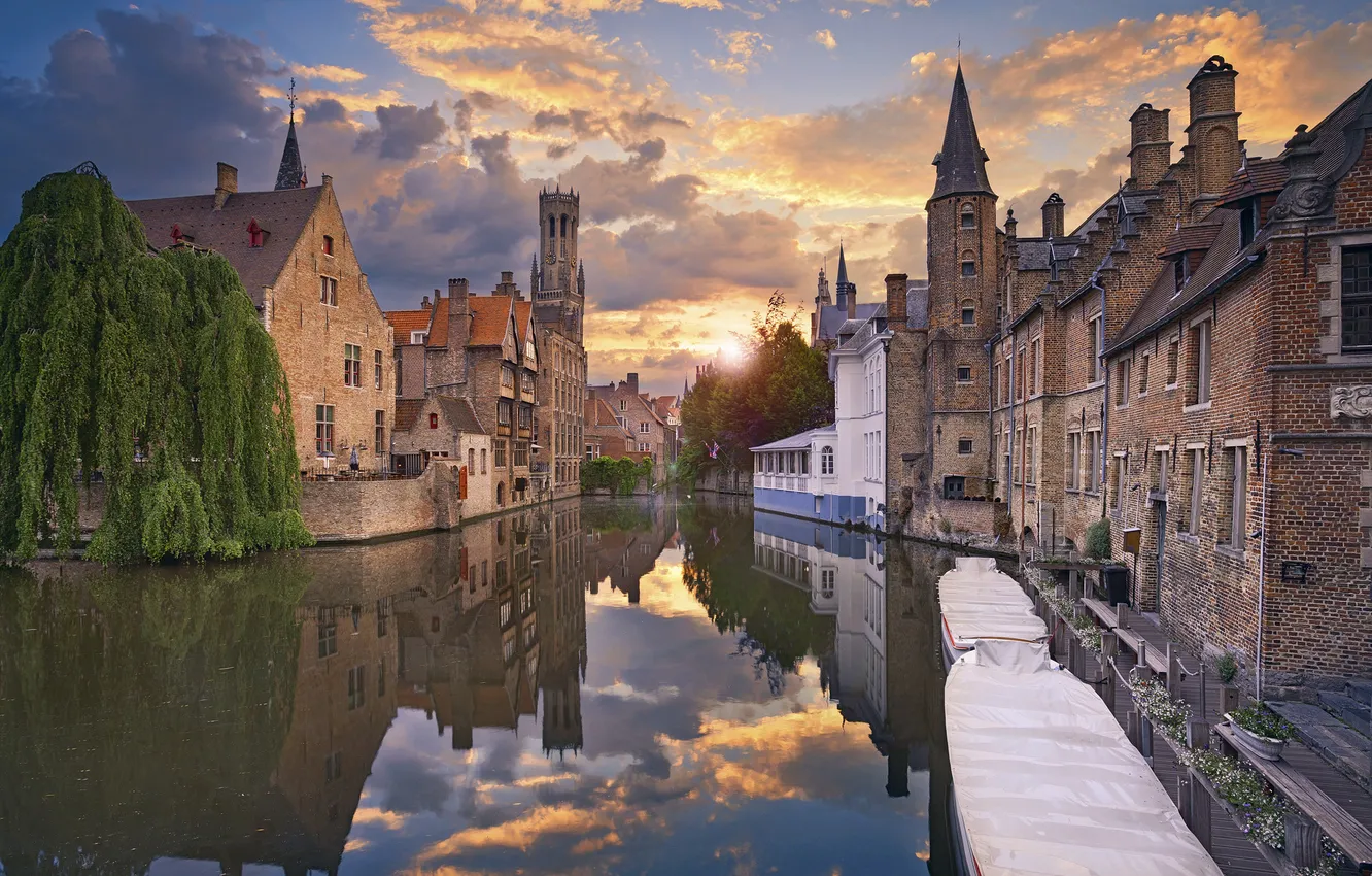 Фото обои закат, дома, лодки, канал, Бельгия, Брюгге, городской пейзаж