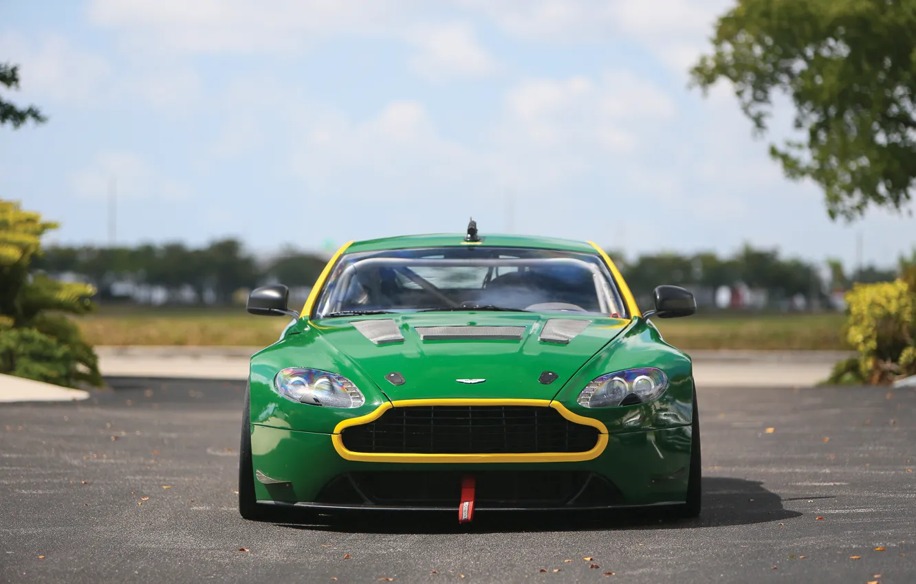 Фото обои Aston Martin, Vantage, Дорога, Зеленый, V8 Vantage, Green, Front, Racing