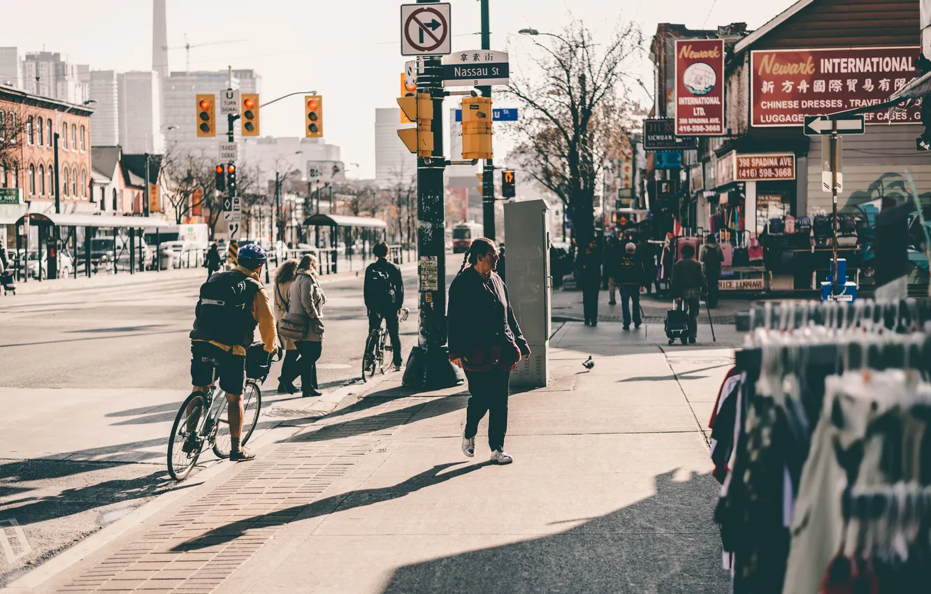 Фото обои люди, улица, одежда, голубь, знаки, горизонт, светофор, Канада