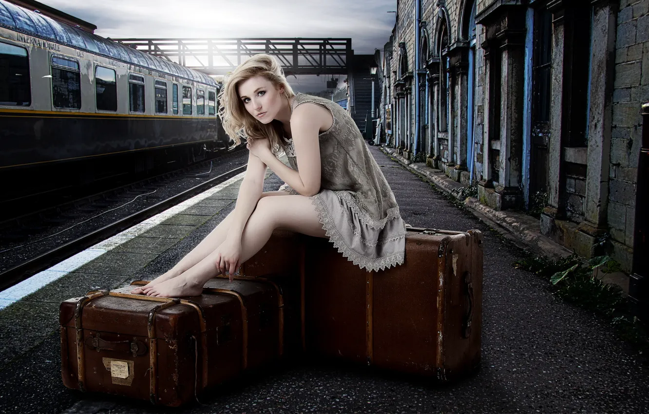 Фото обои девушка, вокзал, чемоданы, Laura