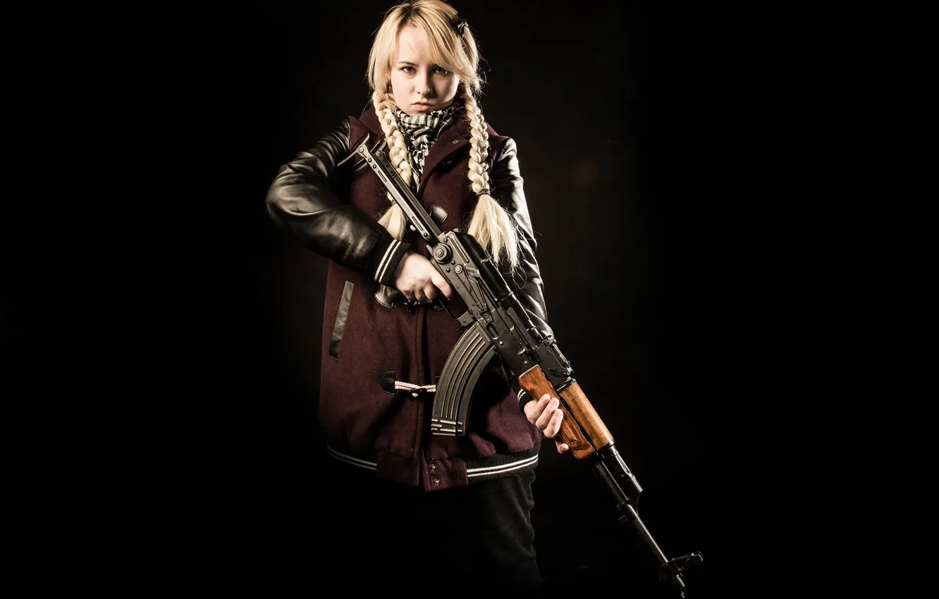Фото обои девушка, оружие, фон, куртка, автомат, Калашникова, косы, AKMCУ