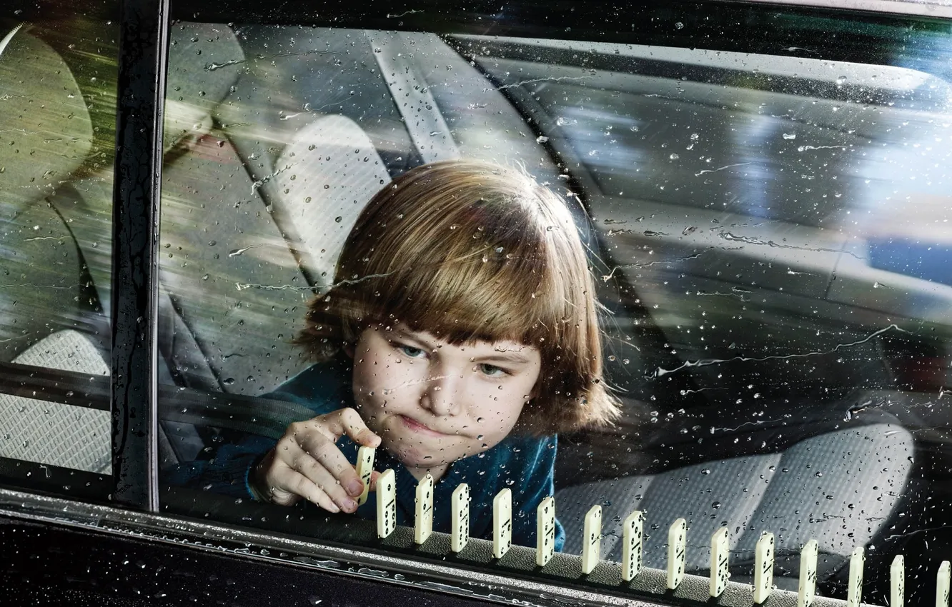 Фото обои машина, стекло, дождь, окно, ребёнок, домино, сосредоточенность