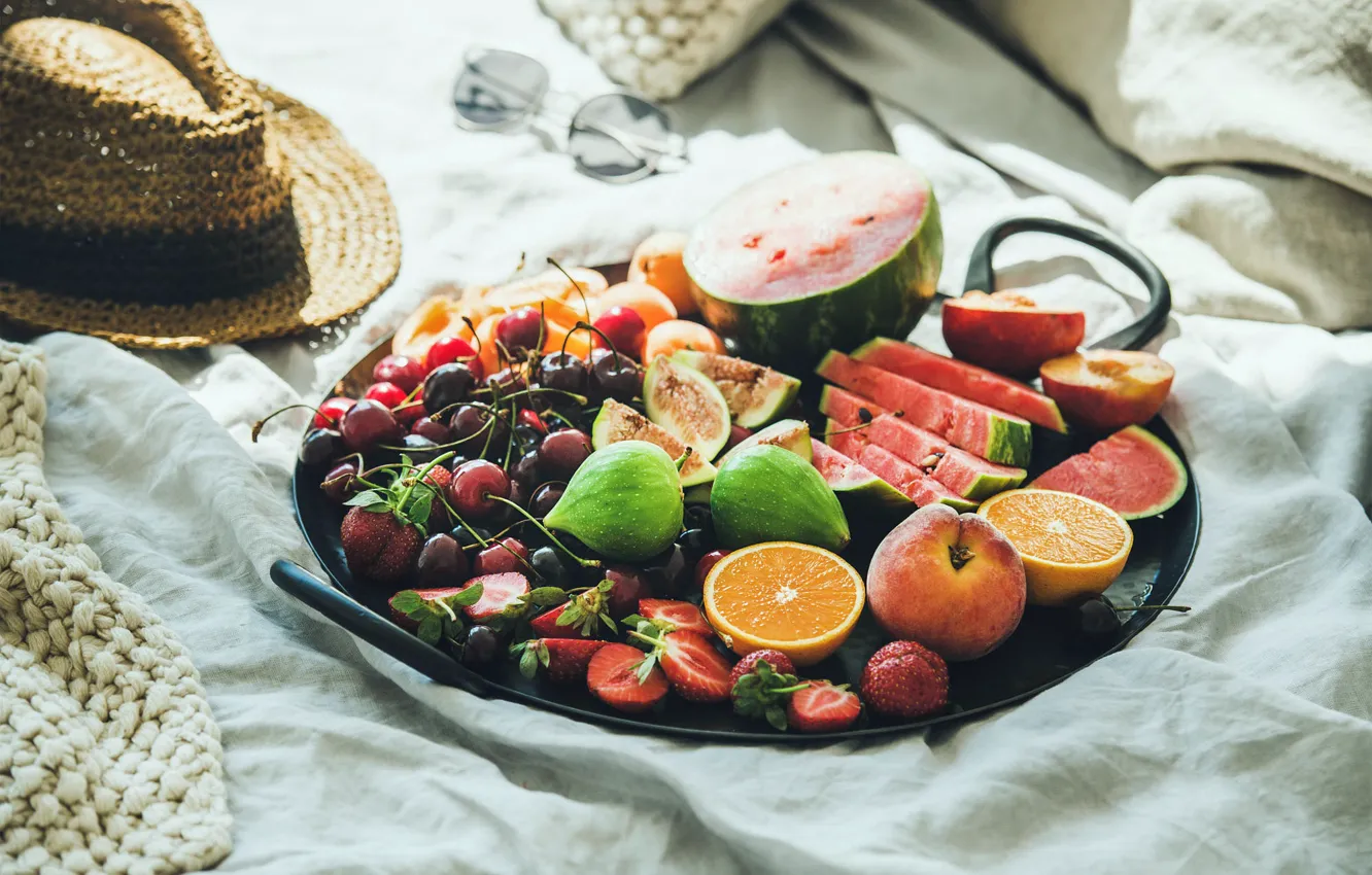 Фото обои вишня, ягоды, стол, апельсины, шляпа, арбуз, клубника, очки
