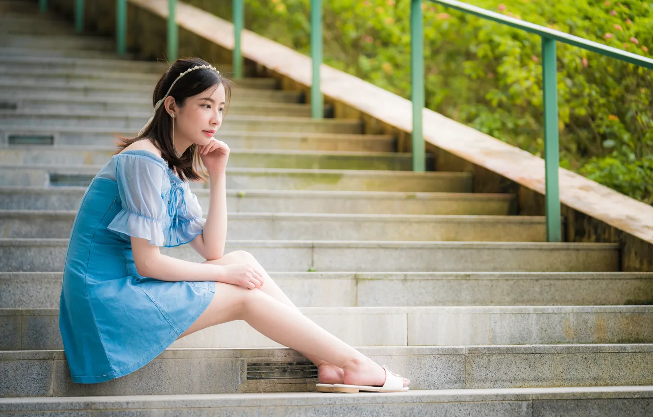 Фото обои девушка, милая, платье, лестница, ступеньки, ножки, азиатка, сидит