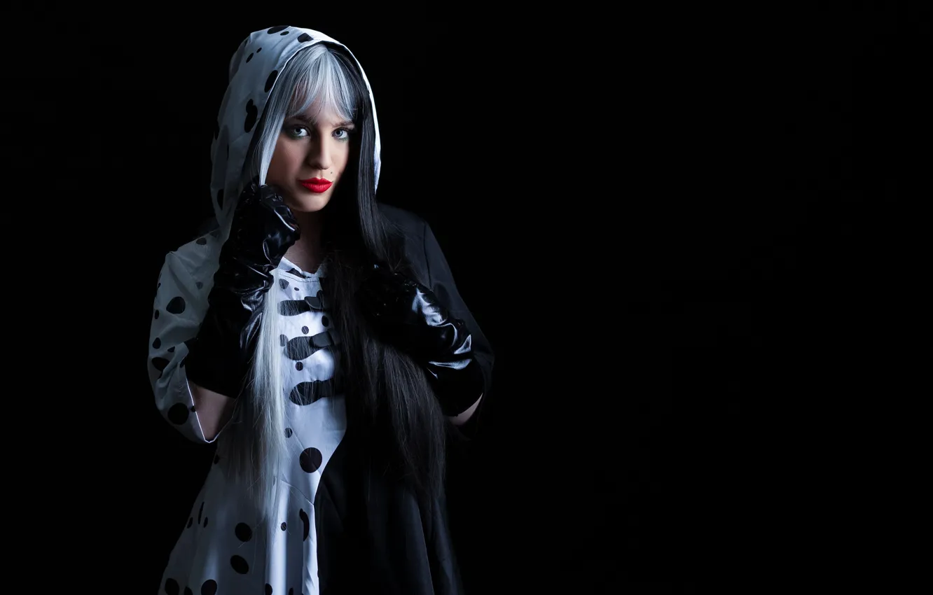 Фото обои взгляд, волосы, перчатки, чёрный фон, Cruella