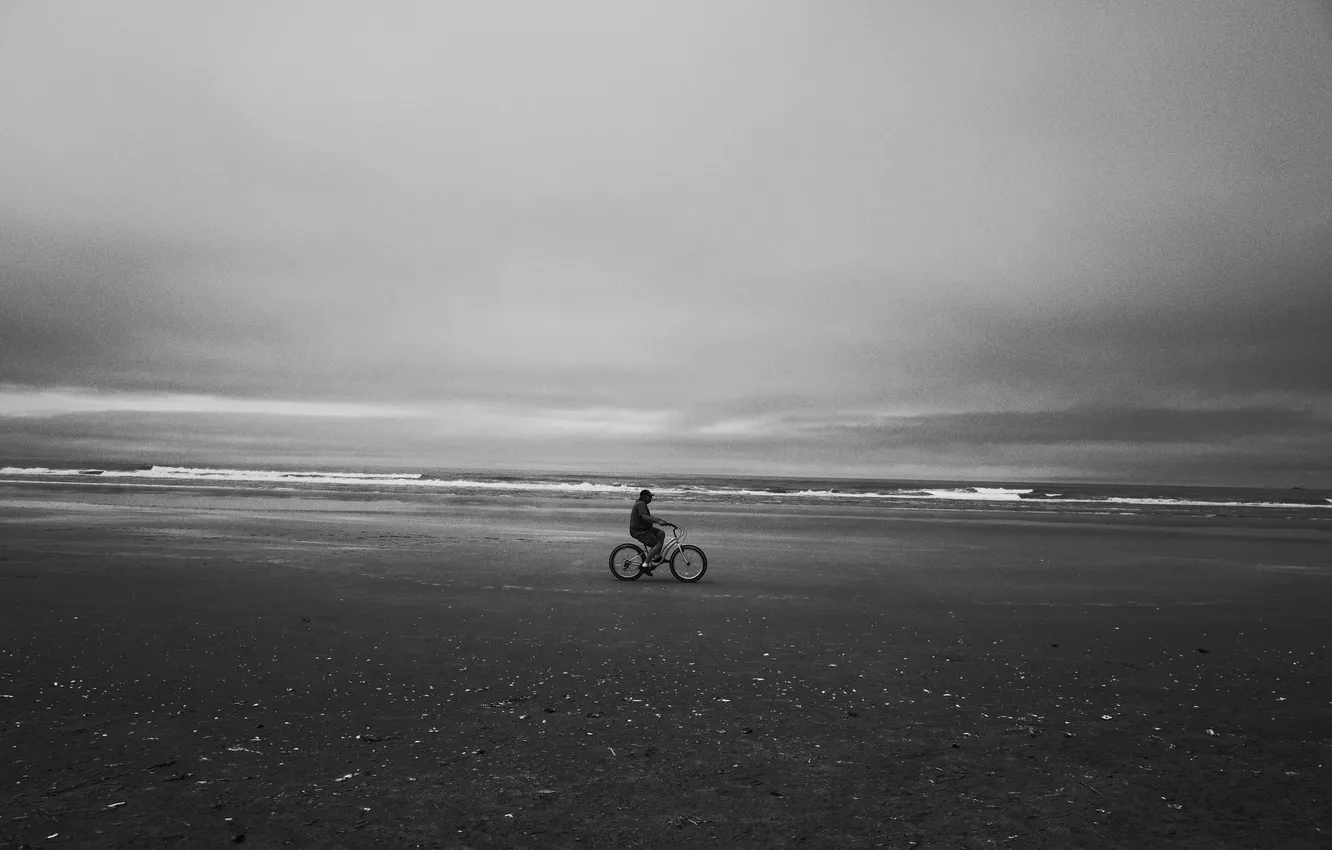 Фото обои море, волны, пляж, велосипед, буря, мужчина, серые облака