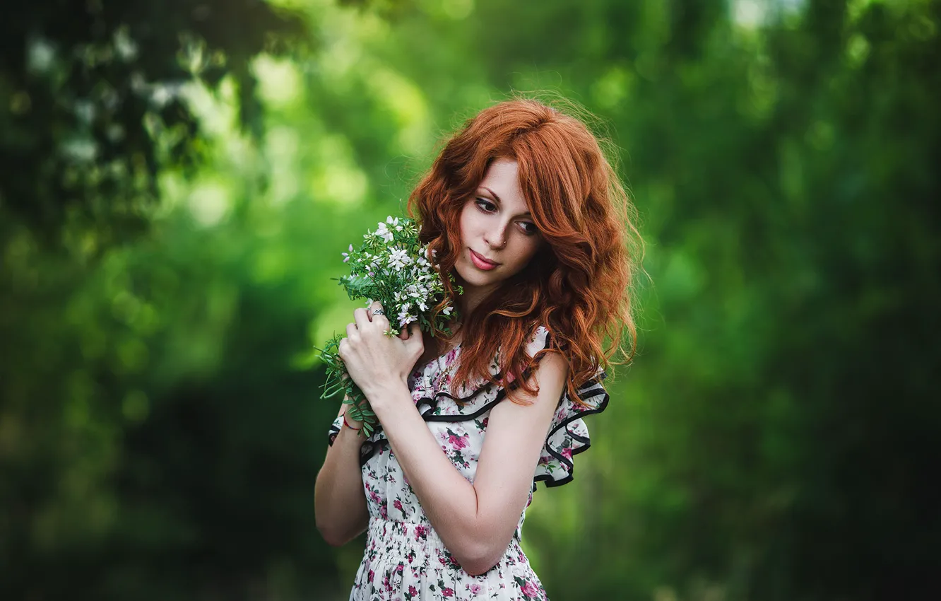 Фото обои зелень, лес, девушка, цветы, природа, настроение, букет, платье