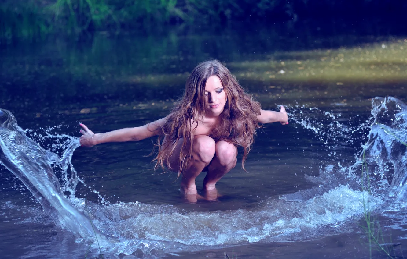 Фото обои вода, девушка, брызги, река, волосы, всплеск