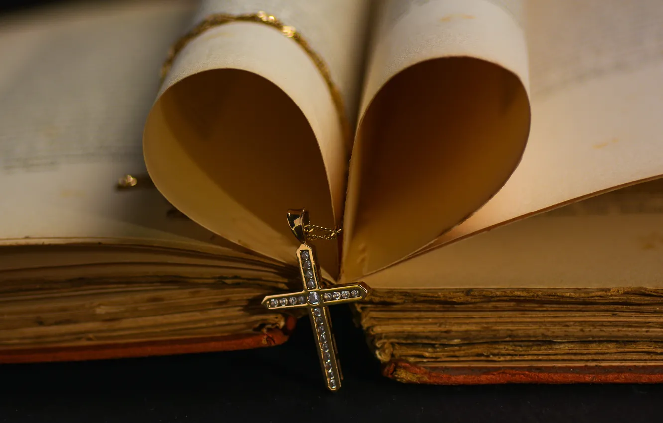 Фото обои бумага, крест, стразы, листы, книга, украшение, цепочка, религия