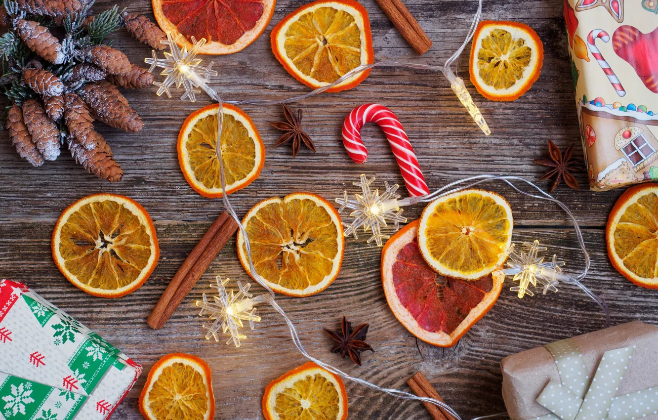 Фото обои праздник, новый год, апельсин, подарки, цитрус, карамель, герлянда