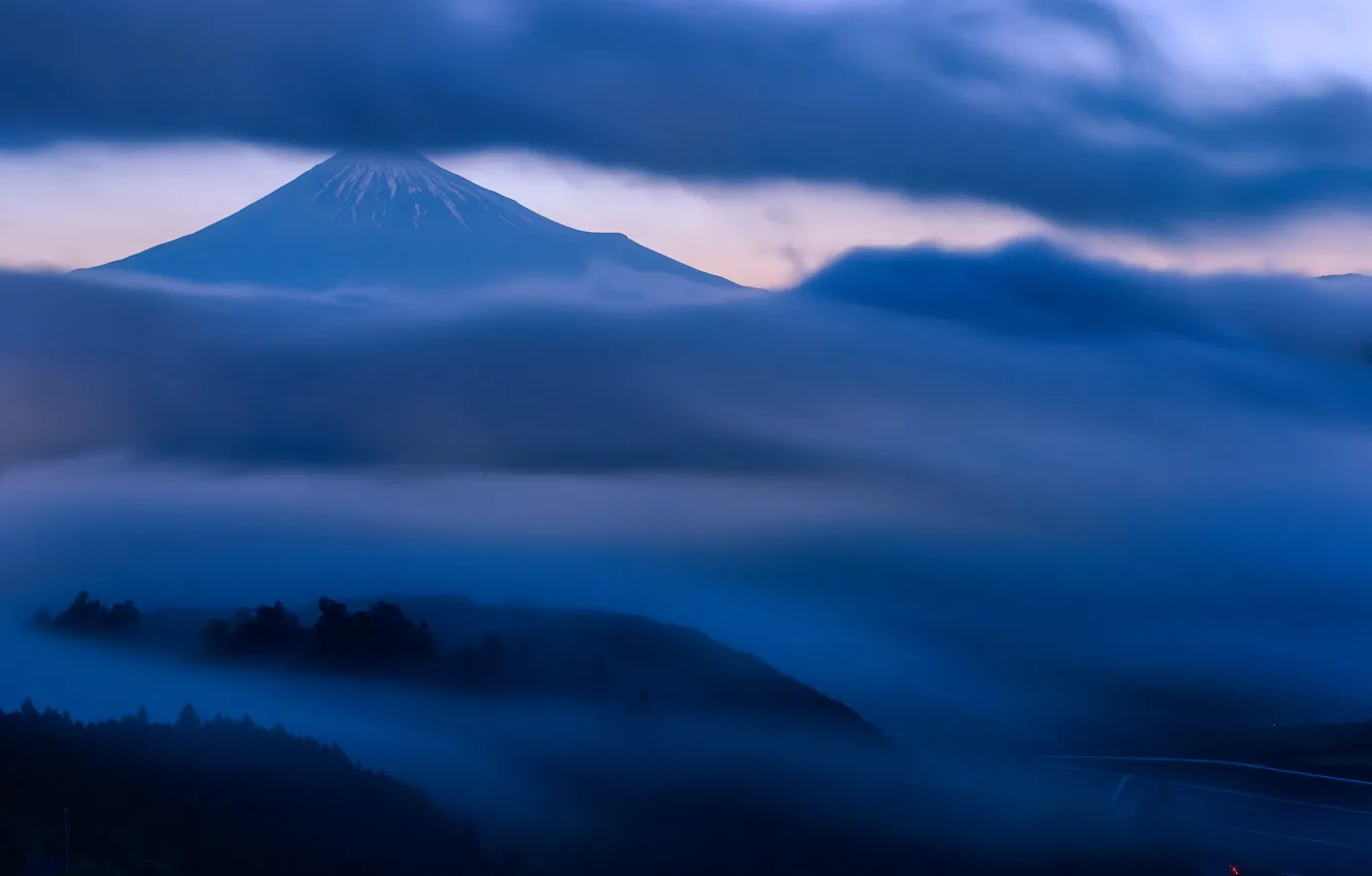Фото обои небо, облака, деревья, туман, холмы, гора, вечер, вулкан